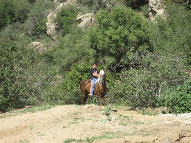 lugareño montando a caballo