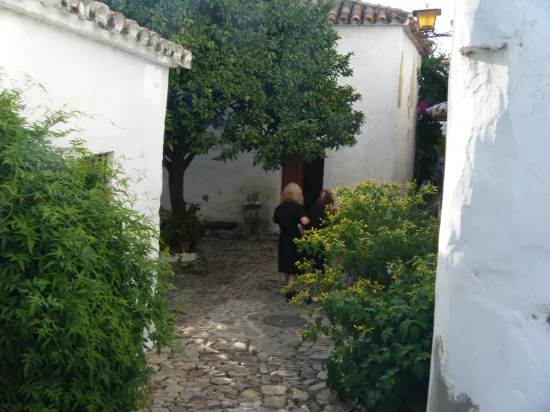 ancianas que cuidan el castillo