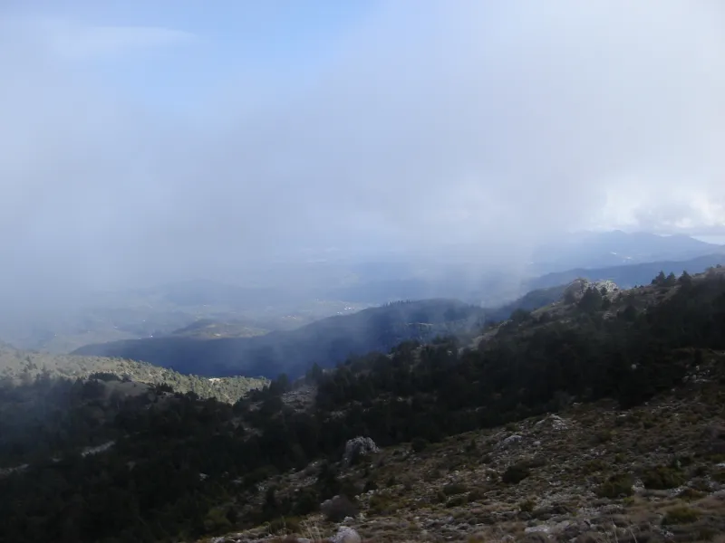 las nuves iban quedando por debajo y el tiempo no acompañaba
