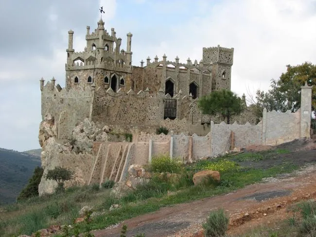 Subida al castillo de Miramontes.