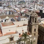 Iglesia de Santiago y vista pacial de Cádiz