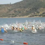 Triatlón comienzo carrera a nado.