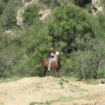 lugareño montando a caballo